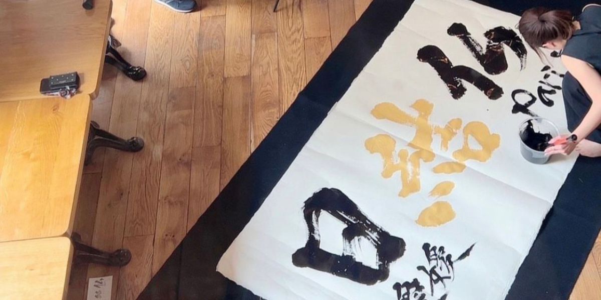 calligraphie japonaise sur tissue kimono, YUI, Calligraphy artist