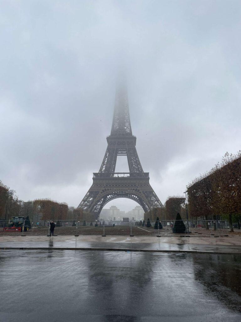 パリ・雨のエッフェル塔